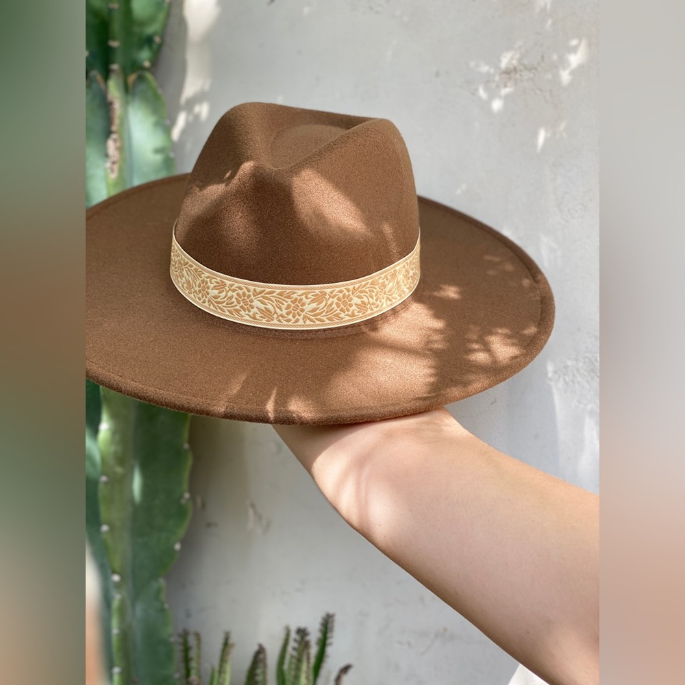 Brown Wide-Brim Hat with light embroidered ribbon